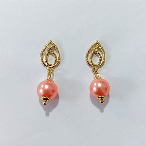 BRINCO FOLHEADO A OURO - BANHADO COM 5 MILÉSIMOS + VERNIZ DIAMOND - BRINCO DE PINO BASE FOLHA VAZADA E PÉROLA 10MM - OURO1446