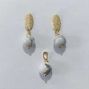 CONJUNTO FOLHEADO A OURO - BANHADO COM 5 MILÉSIMOS + VERNIZ DIAMOND - CONJUNTO (SEM CORRENTE) COM BRINCOS DE PINO E PINGENTE EM PEDRA NATURAL 10MM - OURO1453