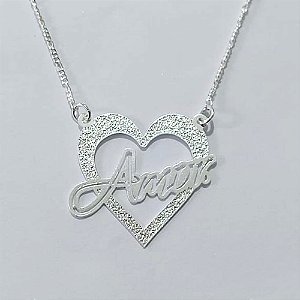 GARGANTILHA FOLHEADA A PRATA COM 50 MILÉSIMOS + VERNIZ DIAMOND - GARGANTILHA 45CM COM PINGENTE CORAÇÃO VAZADO COM PALAVRA AMOR 26MM - PRA1073