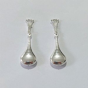 BRINCO FOLHEADO A PRATA COM 50 MILÉSIMOS + VERNIZ DIAMOND - BRINCO FOLHEADO COM BASE VAZADA COM GOTA DESENHADA 14MM - PRA1131