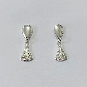 BRINCO FOLHEADO A PRATA COM 50 MILÉSIMOS + VERNIZ DIAMOND - BRINCO PINO COM PINGENTE NOSSA SENHORA APARECIDA 8MM- PRA1133