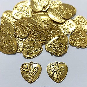 ACESSÓRIO NO BRUTO PRONTO PARA O BANHO - (5201) CORAÇÃO COM ROSA E FOLHA 17MM - PESO 1,3GR - COMPOSIÇÃO 100% LATÃO- BRU27093