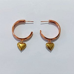 BRINCO NO BRUTO PRONTO PARA O BANHO(CX187) - BRINCO DE ARGOLA COM CORAÇÃO 5X27MM - PESO: 3,6GR - COMPOSIÇÃO 100% LATÃO - BRU27107