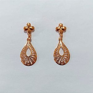 BRINCO NO BRUTO PRONTO PARA O BANHO(CX187) - BRINCO DE PINO BASE FLOR E GOTA VAZADA 20MM - PESO: 1,4GR - COMPOSIÇÃO 100% LATÃO - BRU27109