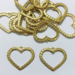 ACESSÓRIO NO BRUTO RONTO PARA O BANHO - (4991) CORAÇÃO VAZADO AMOR DE MÃE 21MM - PESO 1GR - COMPOSIÇÃO 100% LATÃO - BRU27145