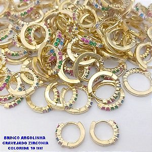 BRINCO NO BRUTO PRONTO BANHO (CX190) - BRINCO CRAVEJADO COM ZIRCONIAS COLORIDAS -TAMANHO 10MM - ARGOLINHA DE PRESSÃO (TRANQUETA) - PESO TOTAL 0,8GR - BRU26707