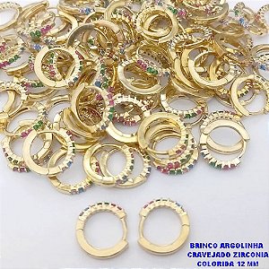 BRINCO NO BRUTO PRONTO BANHO (CX190) - BRINCO CRAVEJADO COM ZIRCONIAS COLORIDAS -TAMANHO 12MM - ARGOLINHA DE PRESSÃO (TRANQUETA) - PESO TOTAL 1.2GR - BRU26708