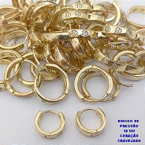 BRINCO NO BRUTO PRONTO BANHO (CX190) - BRINCO ARGOLINHA DE PRESSÃO(TRANQUETA) COM TREIS CORAÇÃO CRAVEJADO-TAMANHO 10MM - ARGOLINHA DE PRESSÃO (TRANQUETA) - PESO TOTAL 1.6GR - BRU26717