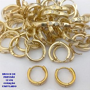 BRINCO NO BRUTO PRONTO BANHO (CX190) - BRINCO ARGOLINHA DE PRESSÃO(TRANQUETA) COM TREIS CORAÇÃO CRAVEJADO-TAMANHO 12MM - ARGOLINHA DE PRESSÃO (TRANQUETA) - PESO TOTAL 1.9GR - BRU26718