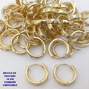 BRINCO NO BRUTO PRONTO BANHO (CX190) - BRINCO ARGOLINHA DE PRESSÃO(TRANQUETA) COM TREIS CORAÇÃO CRAVEJADO-TAMANHO 14MM - ARGOLINHA DE PRESSÃO (TRANQUETA) - PESO TOTAL 2.5GR - BRU26719