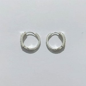 BRINCO FOLHEADO A PRATA COM 50 MILÉSIMOS + VERNIZ DIAMOND - BRINCO ARGOLA CRAVEJADO COM MICRO ZIRCÔNIAS CRISTAIS - TAMANHO: 6X19MM - PRA1142