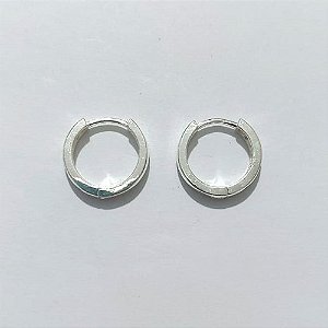 BRINCO FOLHEADO A PRATA COM 50 MILÉSIMOS + VERNIZ DIAMOND - BRINCO ARGOLA CRAVEJADO COM MICRO ZIRCÔNIAS CRISTAIS - TAMANHO: 3X15MM - PRA1143
