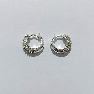 BRINCO FOLHEADO A PRATA COM 50 MILÉSIMOS + VERNIZ DIAMOND - BRINCO ARGOLA CRAVEJADO COM MICRO ZIRCÔNIAS CRISTAIS - TAMANHO: 5X14MM - PRA1144