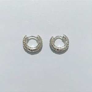 BRINCO FOLHEADO A PRATA COM 50 MILÉSIMOS + VERNIZ DIAMOND - BRINCO ARGOLA CRAVEJADO COM MICRO ZIRCÔNIAS CRISTAIS - TAMANHO: 4X16MM - PRA1145