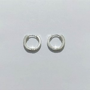 BRINCO FOLHEADO A PRATA COM 50 MILÉSIMOS + VERNIZ DIAMOND - BRINCO ARGOLA CRAVEJADO COM MICRO ZIRCÔNIAS CRISTAIS - TAMANHO: 4X14MM - PRA1147