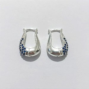 BRINCO FOLHEADO A PRATA COM 50 MILÉSIMOS + VERNIZ DIAMOND - BRINCO ARGOLA CRAVEJADO COM MICRO ZIRCÔNIAS AZUIS - TAMANHO: 6X21MM - PRA1153