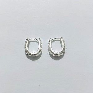 BRINCO FOLHEADO A PRATA COM 50 MILÉSIMOS + VERNIZ DIAMOND - BRINCO ARGOLA CRAVEJADO COM MICRO ZIRCÔNIAS CRISTAIS - TAMANHO: 6X17MM - PRA1154