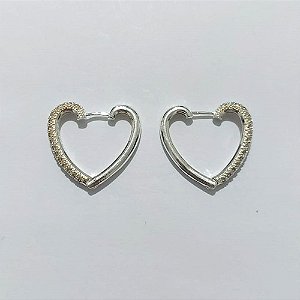 BRINCO FOLHEADO A PRATA COM 50 MILÉSIMOS + VERNIZ DIAMOND - BRINCO ARGOLA CORAÇÃO CRAVEJADO COM MICRO ZIRCÔNIAS CRISTAIS - TAMANHO: 4X27MM - PRA1155