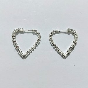BRINCO FOLHEADO A PRATA COM 50 MILÉSIMOS + VERNIZ DIAMOND - BRINCO ARGOLA CORAÇÃO CRAVEJADO COM MICRO ZIRCÔNIAS CRISTAIS - TAMANHO: 3X26MM - PRA1156