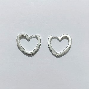 BRINCO FOLHEADO A PRATA COM 50 MILÉSIMOS + VERNIZ DIAMOND - BRINCO ARGOLA CORAÇÃO CRAVEJADO COM MICRO ZIRCÔNIAS CRISTAIS - TAMANHO: 2X19MM - PRA1157
