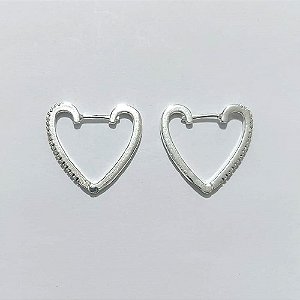 BRINCO FOLHEADO A PRATA COM 50 MILÉSIMOS + VERNIZ DIAMOND - BRINCO ARGOLA CORAÇÃO CRAVEJADO COM MICRO ZIRCÔNIAS COLORIDAS - TAMANHO: 1,5X24MM - PRA1158
