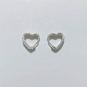 BRINCO FOLHEADO A PRATA COM 50 MILÉSIMOS + VERNIZ DIAMOND - BRINCO ARGOLA CORAÇÃO CRAVEJADO COM MICRO ZIRCÔNIAS CRISTAIS - TAMANHO: 4X13MM - PRA1159
