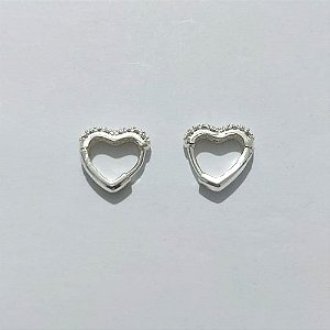 BRINCO FOLHEADO A PRATA COM 50 MILÉSIMOS + VERNIZ DIAMOND - BRINCO ARGOLA CORAÇÃO CRAVEJADO COM MICRO ZIRCÔNIAS CRISTAIS - TAMANHO: 3X12MM - PRA1160