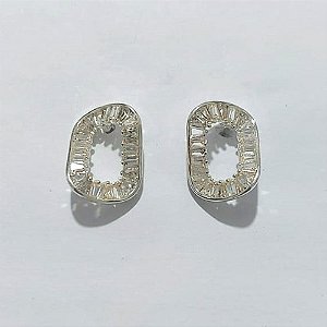BRINCO FOLHEADO A PRATA COM 50 MILÉSIMOS + VERNIZ DIAMOND - BRINCO DE PINO OVAL COM ZIRCÔNIAS 20MM - PRA1162