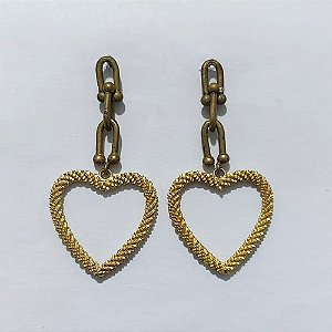 BRINCO NO BRUTO PRONTO PARA O BANHO(CX193) - BRINCO DE PINO COM CORAÇÃO VAZADO 28MM - PESO 6,5GR - COMPOSIÇÃO: 100% LATÃO - BRU27199