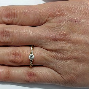 ANEL NO BRUTO PRONTO PARA O BANHO - ANEL CRAVEJADO EM MICROS ZIRCÔNIAS E PEDRA EM ZIRCÔNIA - PESO MÉDIO: 1,8GR - COMPOSIÇÃO: LATÃO / ZIRCÔNIA - ANEL000571