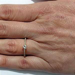ANEL NO BRUTO PRONTO PARA O BANHO - ANEL CRAVEJADO EM MICROS ZIRCÔNIAS - PESO MÉDIO: 1,6GR - COMPOSIÇÃO: LATÃO / ZIRCÔNIA - ANEL000574