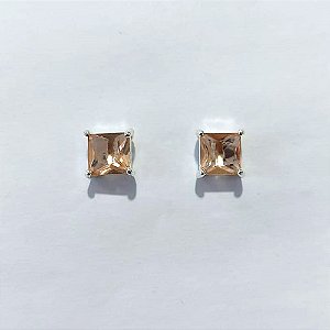 BRINCO FOLHEADO A PRATA COM 50 MILÉSIMOS + VERNIZ DIAMOND - BRINCOS DE PINO COM ZIRCÔNIAS QUADRADAS BEGE 8X8MM - PRA1166