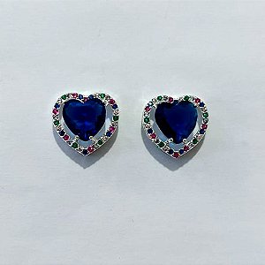 BRINCO FOLHEADO A PRATA COM 50 MILÉSIMOS + VERNIZ DIAMOND - BRINCOS DE PINO CORAÇÃO COM BASE CRAVEJADA COM MICROS ZIRCÔNIAS COLORIDAS E ZIRCÔNIAS CORAÇÃO AZUL ESCURA 10MM - PRA1171