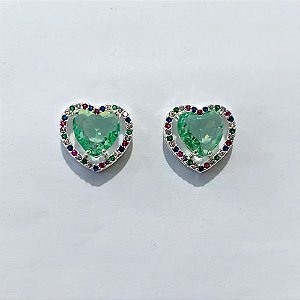 BRINCO FOLHEADO A PRATA COM 50 MILÉSIMOS + VERNIZ DIAMOND - BRINCOS DE PINO CORAÇÃO COM BASE CRAVEJADA COM MICROS ZIRCÔNIAS COLORIDAS E ZIRCÔNIAS CORAÇÃO VERDE 10MM - PRA1173