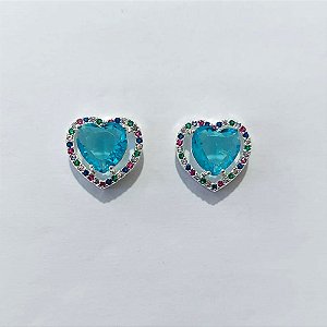 BRINCO FOLHEADO A PRATA COM 50 MILÉSIMOS + VERNIZ DIAMOND - BRINCOS DE PINO CORAÇÃO COM BASE CRAVEJADA COM MICROS ZIRCÔNIAS COLORIDAS E ZIRCÔNIAS CORAÇÃO AZUL 10MM - PRA1174