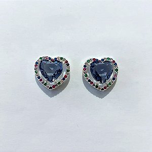 BRINCO FOLHEADO A PRATA COM 50 MILÉSIMOS + VERNIZ DIAMOND - BRINCOS DE PINO CORAÇÃO COM BASE CRAVEJADA COM MICROS ZIRCÔNIAS COLORIDAS E ZIRCÔNIAS CORAÇÃO LILÁS 10MM - PRA1175