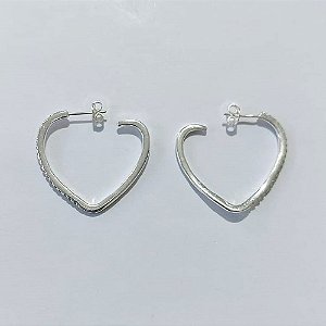 BRINCO FOLHEADO A PRATA COM 50 MILÉSIMOS + VERNIZ DIAMOND - BRINCOS DE PINO CORAÇÃO CRAVEJADO EM MICROS ZIRCÔNIAS 31MM - PRA1180