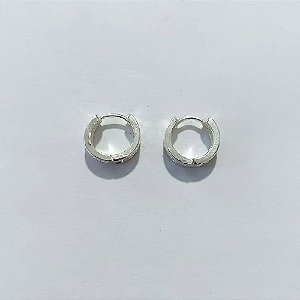 BRINCO FOLHEADO A PRATA COM 50 MILÉSIMOS + VERNIZ DIAMOND - BRINCOS ARGOLA DE PRESSÃO CRAVEJADO EM MICROS ZIRCÔNIAS 6X14MM - PRA1181