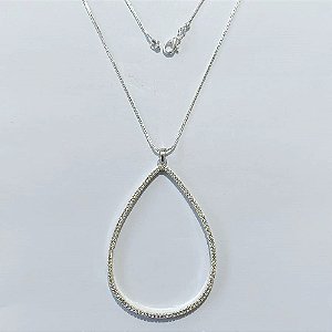 GARGANTILHA FOLHEADA A PRATA COM 50 MILÉSIMOS + VERNIZ DIAMOND - GARGANTILHA COM CORRENTE VENEZIANA 45CM E PINGENTE GOTA VAZADA CRAVEJADA EM MICROS ZIRCÔNIAS 57MM - PRA1183