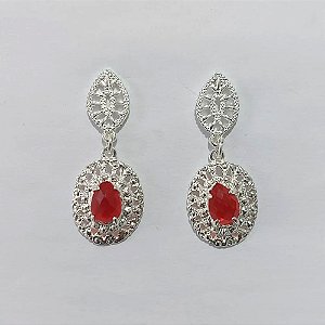 BRINCO FOLHEADO A PRATA COM 50 MILÉSIMOS + VERNIZ DIAMOND - BRINCO DE PINO BASE FOLHA E FLOR COM ZIRCÔNIA VERMELHA 18MM - PRA1185
