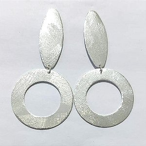 BRINCO FOLHEADO A PRATA COM 50 MILÉSIMOS + VERNIZ DIAMOND - BRINCO DE PINO BASE OVAL E ARGOLA VAZADA 35MM - PRA1186