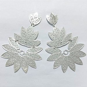 BRINCO FOLHEADO A PRATA COM 50 MILÉSIMOS + VERNIZ DIAMOND - BRINCO DE PINO BASE FLOR E FLOR GRANDE VAZADA 54X67MM - PRA1187