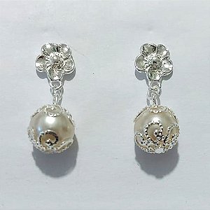 BRINCO FOLHEADO A PRATA COM 50 MILÉSIMOS + VERNIZ DIAMOND - BRINCO DE PINO BASE FLOR E PÉROLA TRABALHADA 10MM - PRA1189