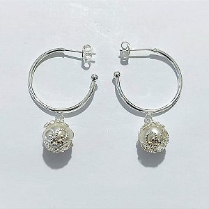 BRINCO FOLHEADO A PRATA COM 50 MILÉSIMOS + VERNIZ DIAMOND - BRINCO ARGOLA 25MM E PÉROLA TRABALHADA 10MM - PRA1190