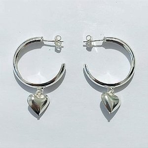 BRINCO FOLHEADO A PRATA COM 50 MILÉSIMOS + VERNIZ DIAMOND - BRINCO ARGOLA 27MM E CORAÇÃO DUPLO 10MM - PRA1191