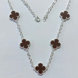 GARGANTILHA FOLHEADA A PRATA COM 50 MILÉSIMOS + VERNIZ DIAMOND - 50CM COM TREVOS TIPO VAN CLEEF MARROM 15MM - PRA1204