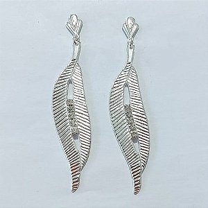 BRINCO FOLHEADO A PRATA COM 50 MILÉSIMOS + VERNIZ DIAMOND - BRINCO DE PINO E PINGENTE FOLHA VAZADA COM ZIRCÔNIAS 60MM - PRA1210