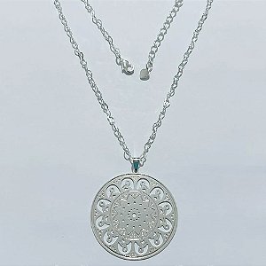 GARGANTILHA FOLHEADA A PRATA COM 50 MILÉSIMOS + VERNIZ DIAMOND - GARGANTILHA COM PINGENTE MANDALA 41MM PRA1235