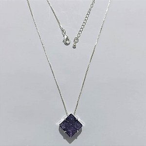 GARGANTILHA FOLHEADA A PRATA COM 50 MILÉSIMOS + VERNIZ DIAMOND - GARGANTILHA COM PINGENTE EM ZIRCÔNIA ROXA QUADRADA 12X12MM - PRA1246