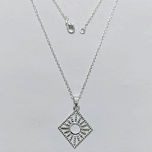GARGANTILHA FOLHEADA A PRATA COM 50 MILÉSIMOS + VERNIZ DIAMOND - GARGANTILHA COM PINGENTE GEOMÉTRICO VAZADO 18MM - PRA1254